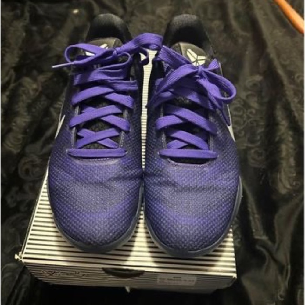 Kobe XI (GS) size 7Y used twice
